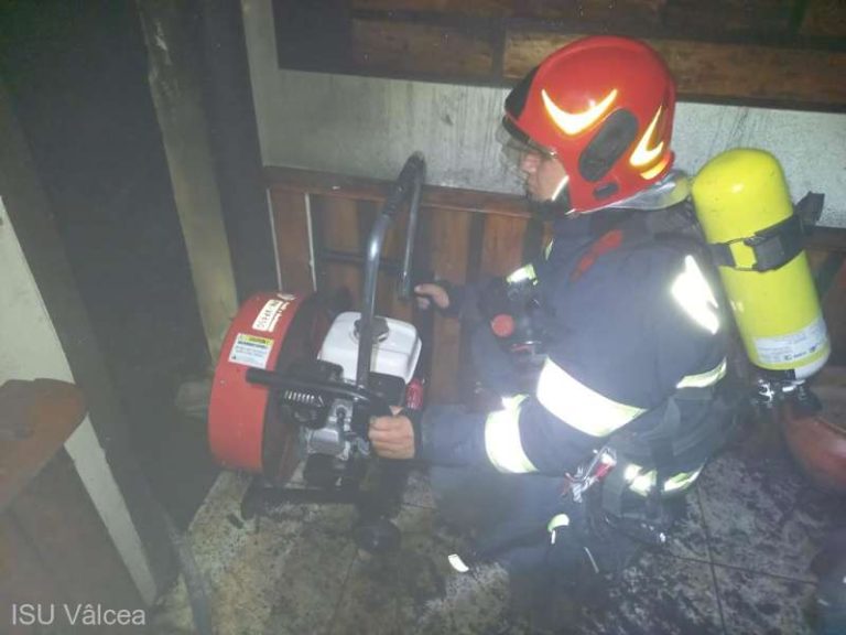 Incendiu la o pensiune din Brezoi. Mai mulți copii au fost transportați la spital