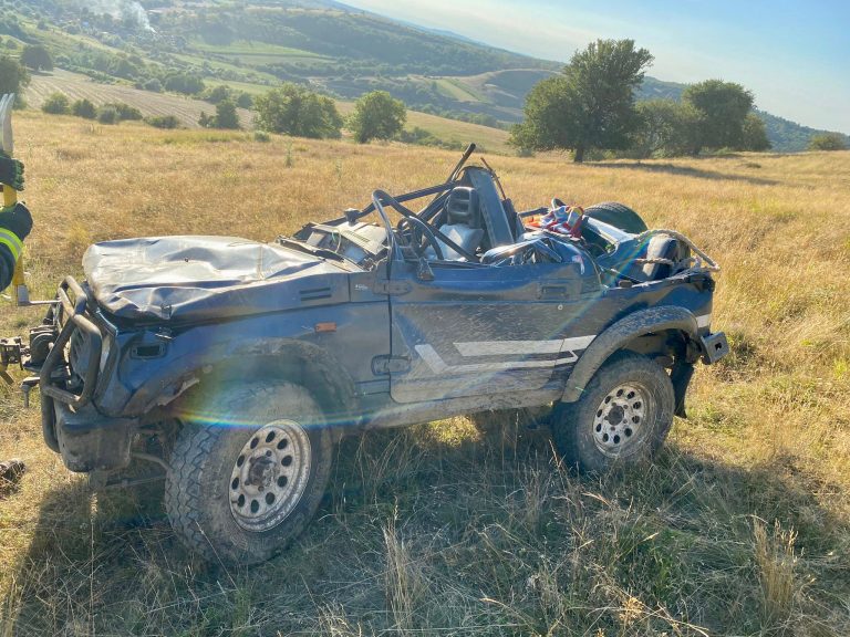FOTO Patru persoane au fost rănite după ce s-au răsturnat cu o mașină de teren