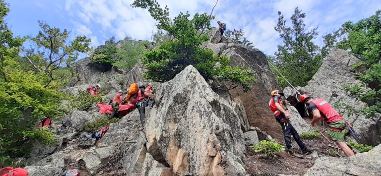 Două turiste de 69 şi 70 de ani, epuizate într-o zonă înaltă din munţii Făgăraş, recuperate de salvamontiştii sibieni