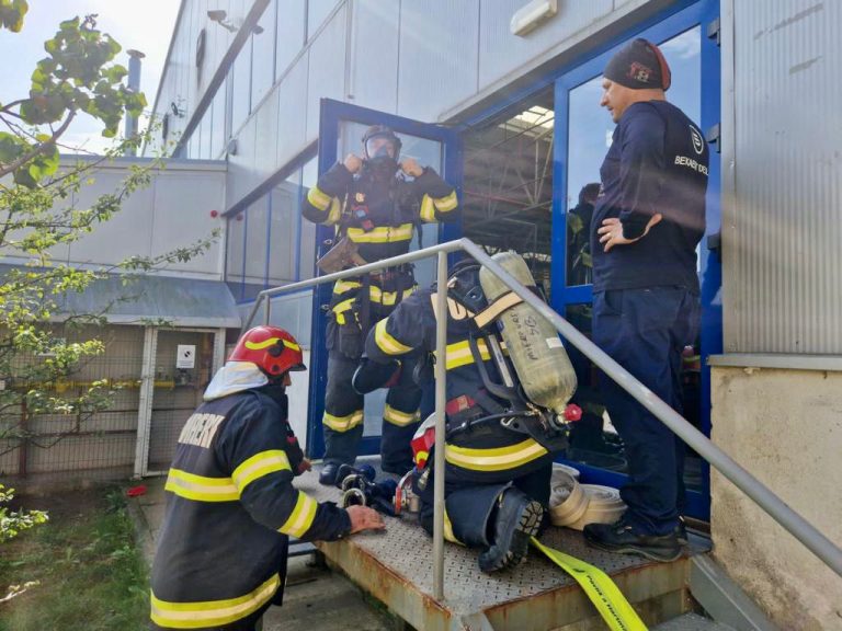 FOTO Simulare de incendiu la un producător de materiale textile din Miercurea Sibiului