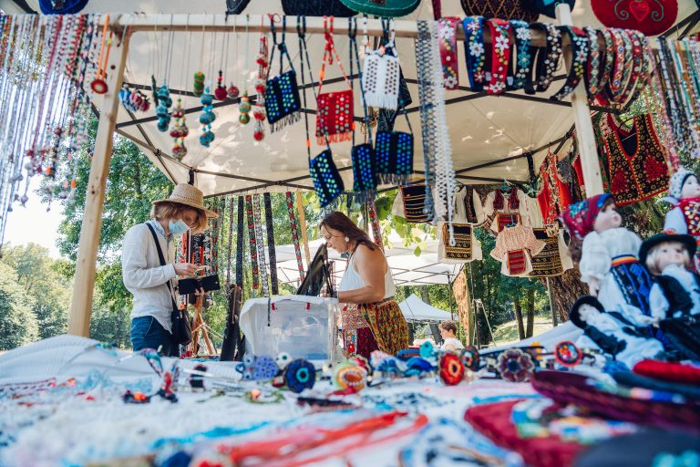 Meșterii tradiționali își deschid „showroom”, pe muzică rock, în Muzeul ASTRA