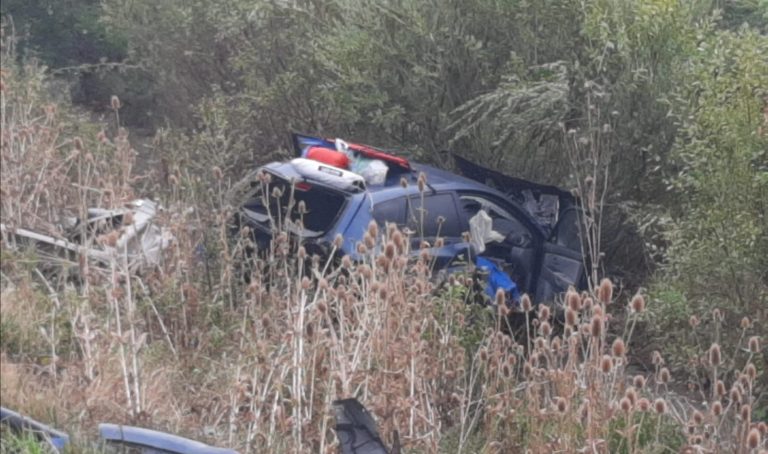 FOTO Impact violent între două autoturisme, pe A1