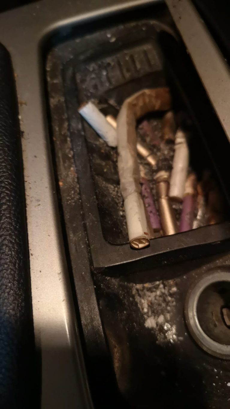 Tânăr descoperit drogat la volan. Ce au găsit polițiștii în mașina acestuia