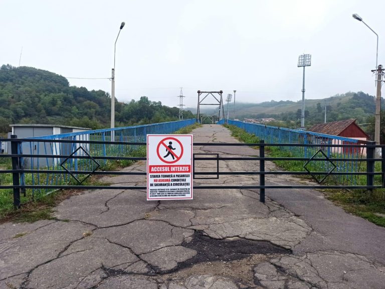 Trafic pietonal închis pe pasarela de lângă stadionul Gaz Metan Mediaș