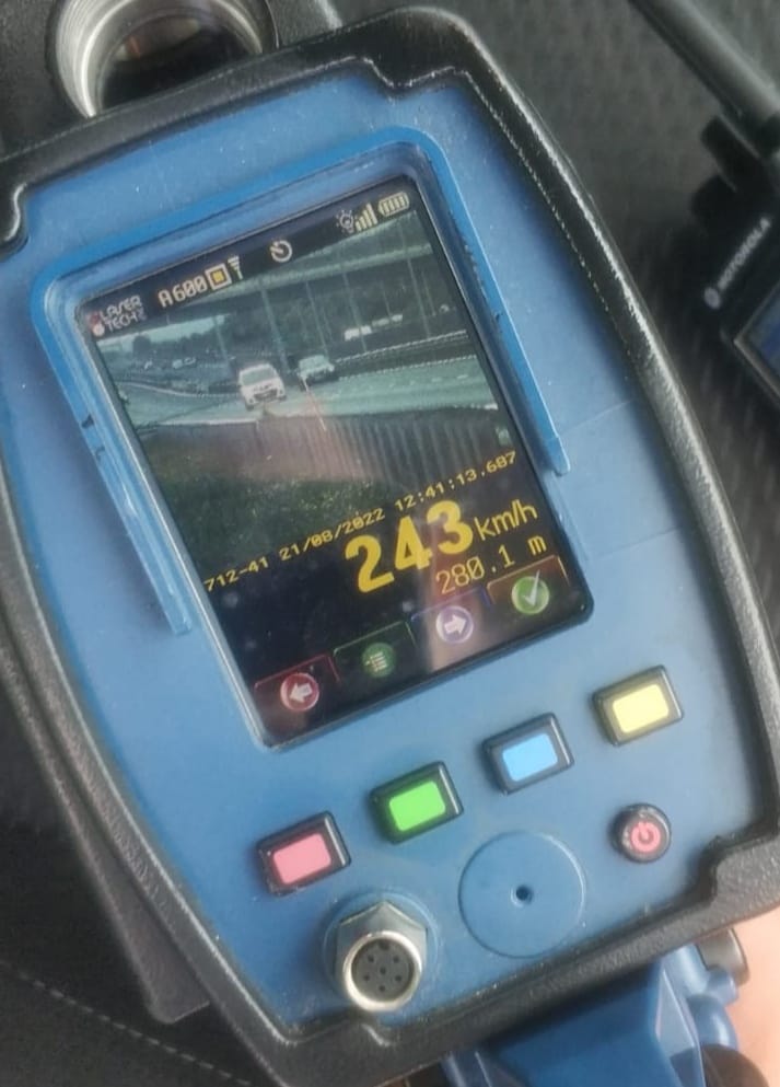 Șofer prins cu 243 de kilometri/oră, urmărit de polițiști pe A1