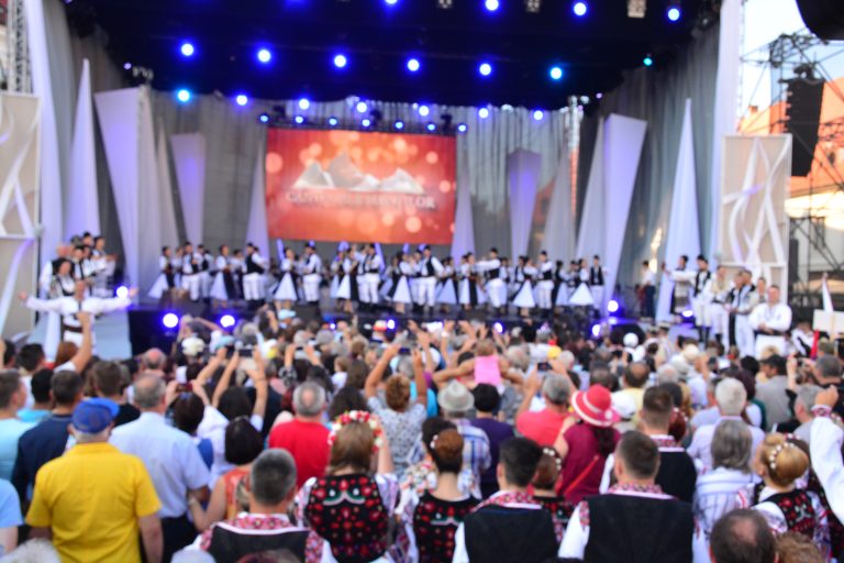 Spectacol incendiar „Loredana & Junii Sibiului”, duminică la  „Cântecele Munților”