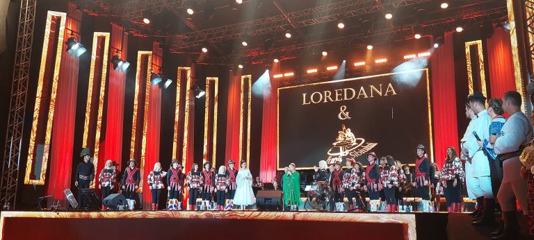 Loredana a jucat Călușul cu Junii Sibiului, în Piața Mare