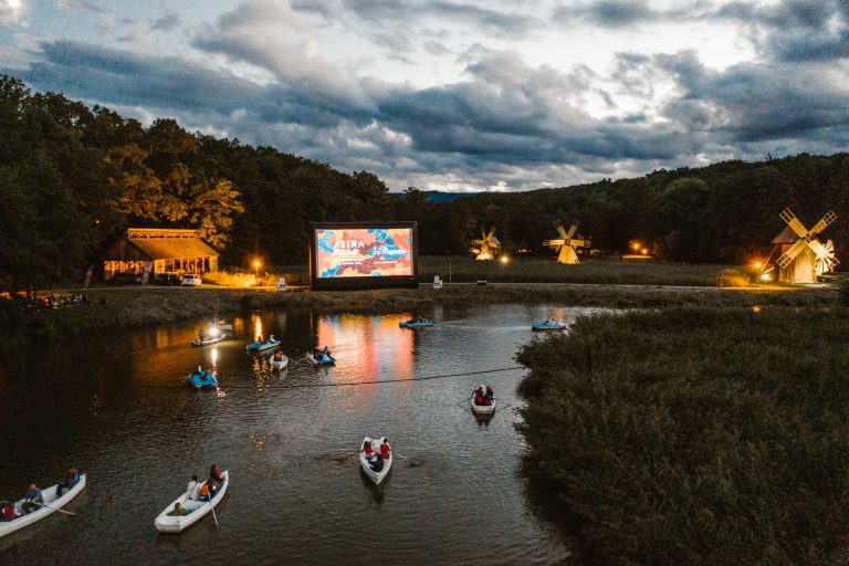 Cinema plutitor pe lacul din Dumbrava Sibiului