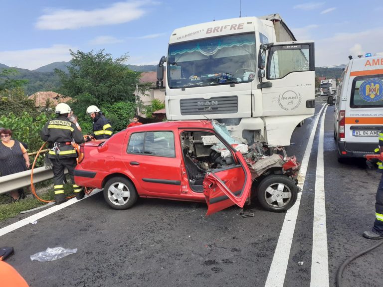 FOTO Două persoane au murit într-un grav accident rutier pe Valea Oltului