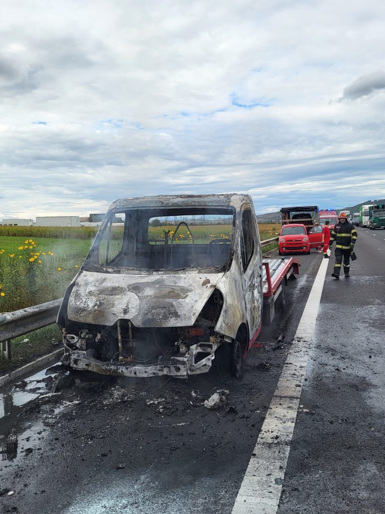 FOTO Autoutilitară distrusă pe A1 în urma unui incendiu