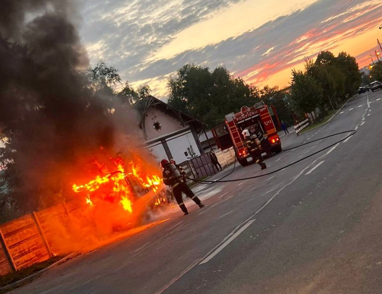 FOTO Autovehicul distrus în totalitate de un incendiu provocat intenționat, în Sibiu