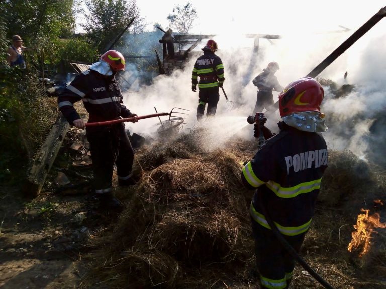 FOTO Bărbat carbonizat în urma unui incendiu care a cuprins o anexă și un grajd
