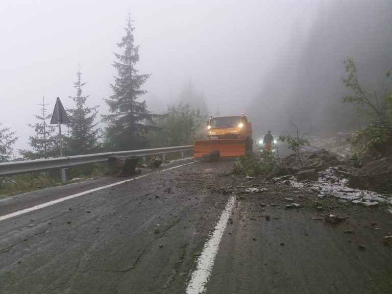 FOTO Atenție! Căderi de pietre pe Transfăgărășan