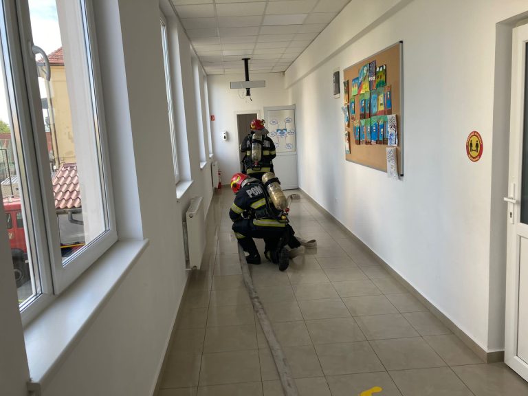 FOTO Exercițiu ISU Sibiu: Incendiu simulat la școala din Șelimbăr
