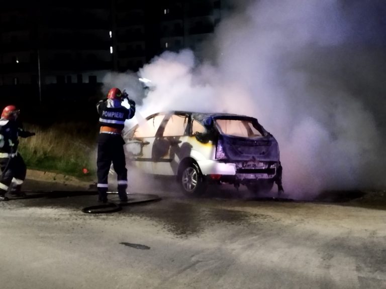 FOTO Un autoturism a luat foc în mers, pe strada Doamna Stanca