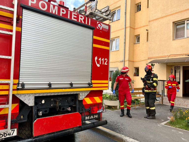 FOTO Incendiu într-un bloc din Sibiu. Două persoane au avut nevoie de îngrijiri medicale