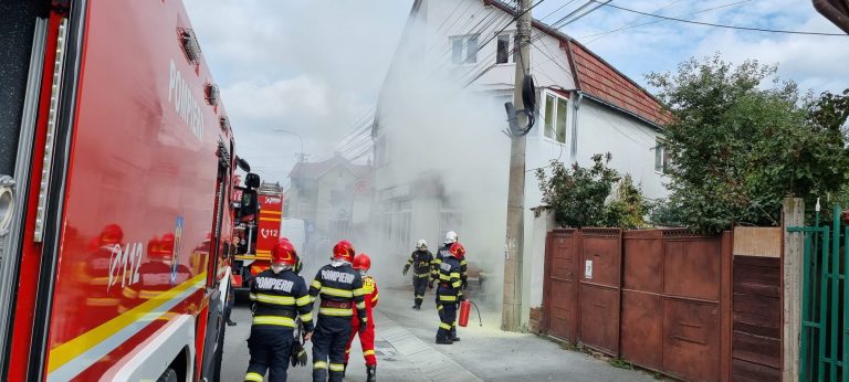 FOTO Panou electric de pe Rusciorului, cuprins de flăcări