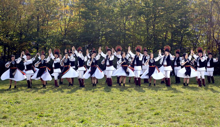 Junii Sibiului vin la FITS! Premiera Miracolul tradițiilor românești are loc vineri