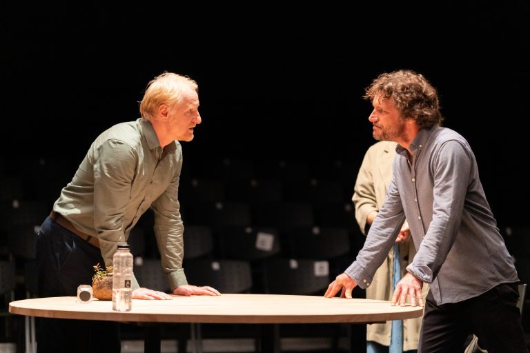 Spectacol dureros, în premieră mondială pe scena TNRS. Regizor: „Nu mi s-a mai întâmplat lucrul acesta, sunt niște repetiții înfiorătoare!”