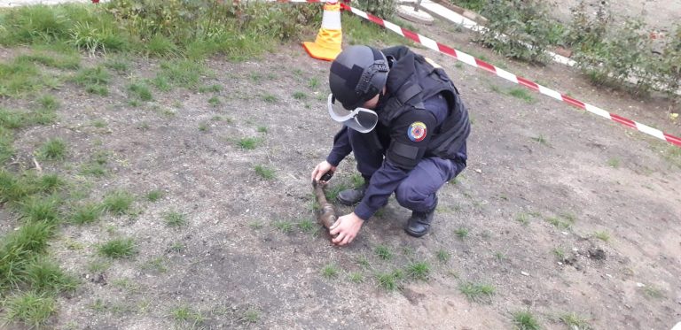 FOTO Obuz descoperit de un medieșean în curtea casei