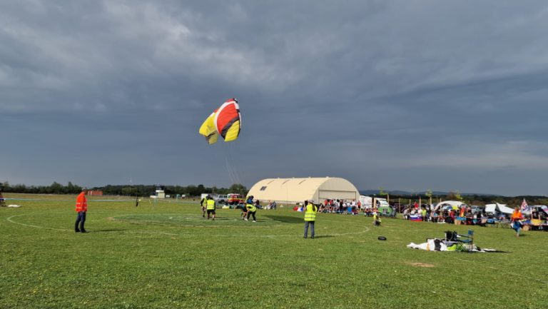Cel mai mare campionat european de parapantă se desfășoară acum la Sibiu