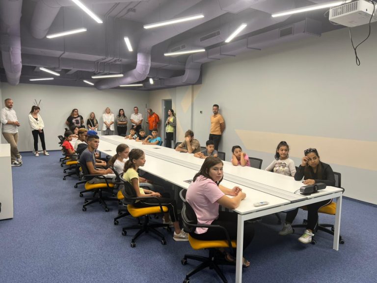 Copiii din centrele de plasament din Sibiu vor putea învăța informatică și participa la programe sportive