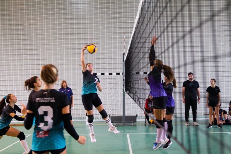 Fetele de la „Goga” au câștigat prima ediție a cupei de volei „Keep the ball flying”