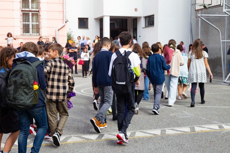 Aproape 200 de elevi au lipsit astăzi la examenul de Matematică