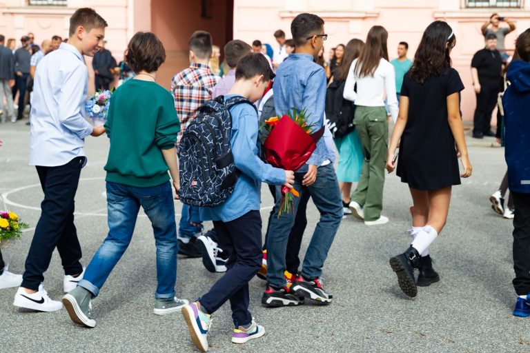 Modificări în statutul elevului 2024: Elevii cu ținută vestimentară neadecvată pot fi excluși de la ore