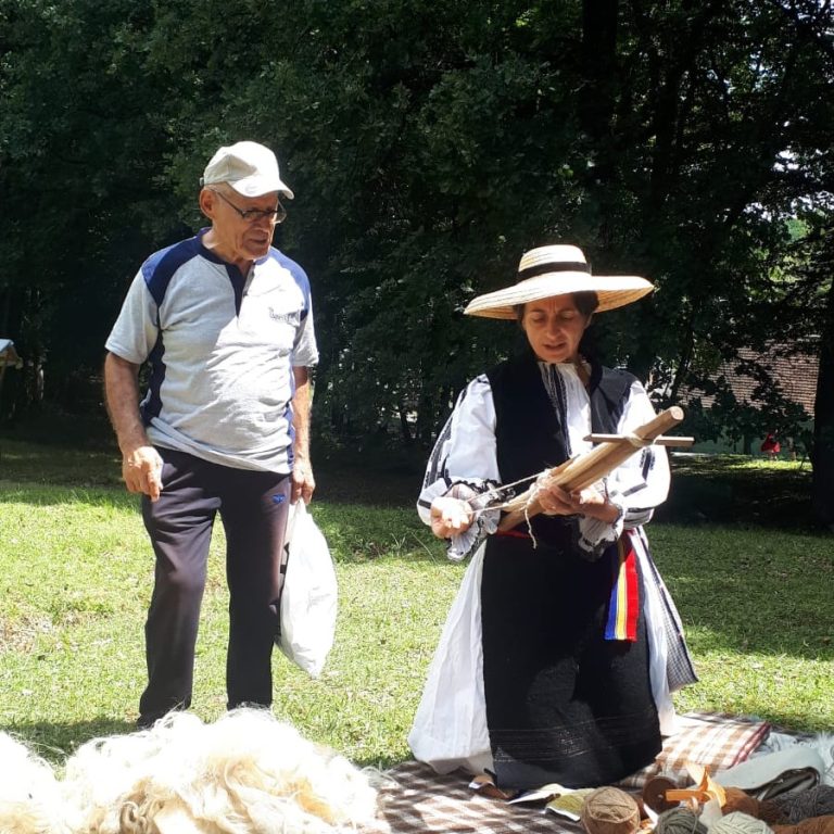 Vizitatorii Muzeului ASTRA vor învăța cum să recondiționeze textilele