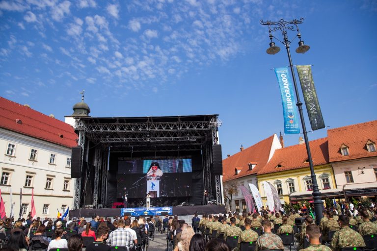 Mii de studenți sibieni încep noul an universitar în Piața Mare