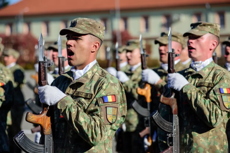 Aproape 300 de boboci ai Academiei Forțelor Terestre Sibiu au depus jurământul militar