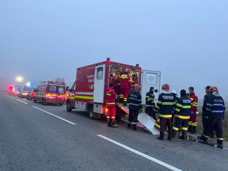 FOTO Șapte persoane aflate într-un microbuz, rănite într-un accident. Șoferul era băut