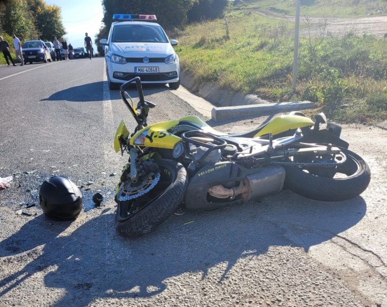 FOTO Motocicletă lovită de un autoturism, între Șura Mare și Slimnic