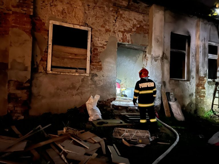 FOTO Bărbat decedat în urma unui incendiu pe strada Constituției