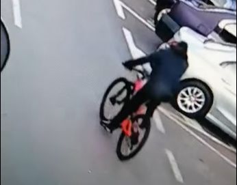 FOTO/VIDEO Polițiștii caută un bărbat care a accidentat un copil de 4 ani în Piața Mare