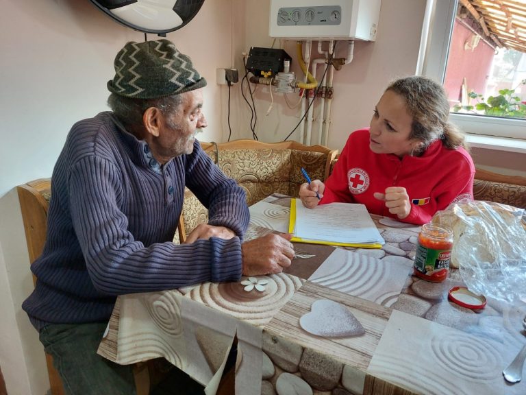 FOTO Crucea Roșie Sibiu va acorda îngrijire la domiciliu pentru zeci de vârstnici din Târnava