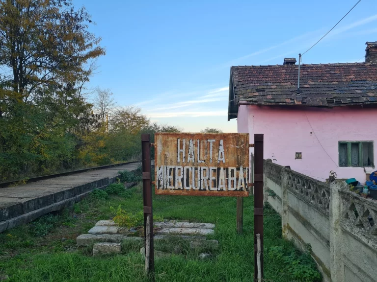 FOTO Modernizări în unele gări, confuzie mare în altele: Axente Sever sau Miercurea Băi?