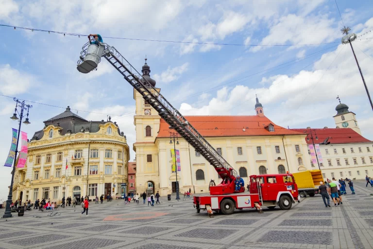 Sibiul începe pregătirile pentru Craciun. A început montarea iluminatului festiv