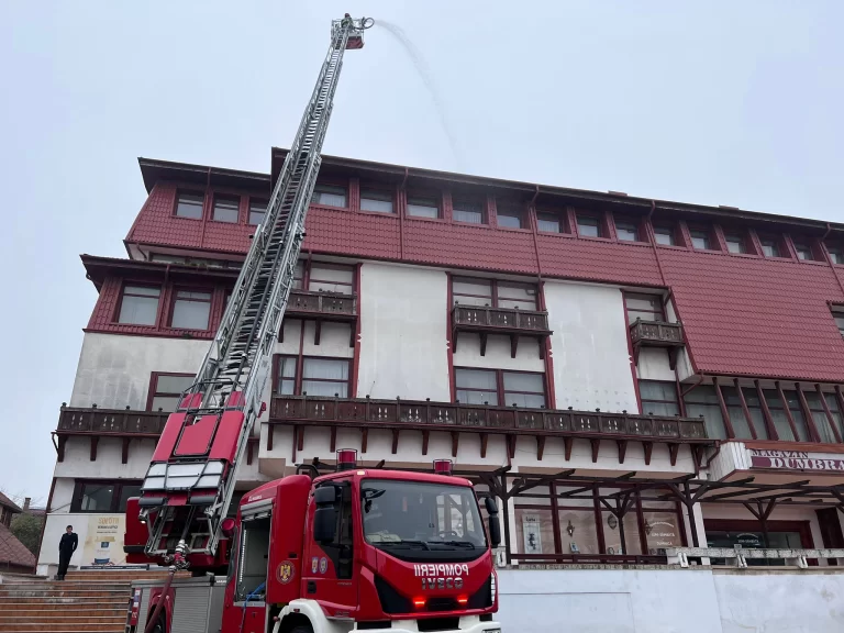 FOTO Incendiu simulat la magazinul Dumbrava