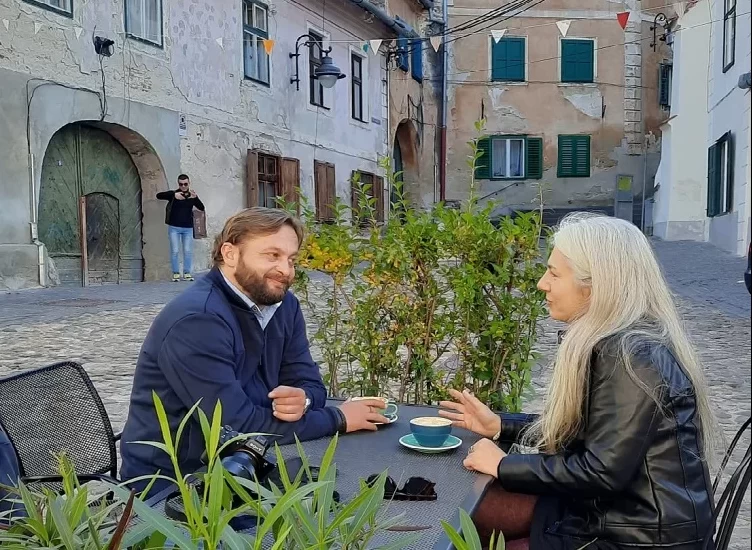 O mie de portrete. Un proiect despre lumina din noi