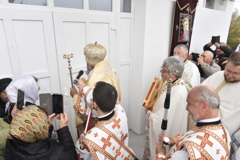 FOTO Mitropolitul Ardealului a sfințit biserica „Sfântul Ioan Botezătorul” din Copșa Mică