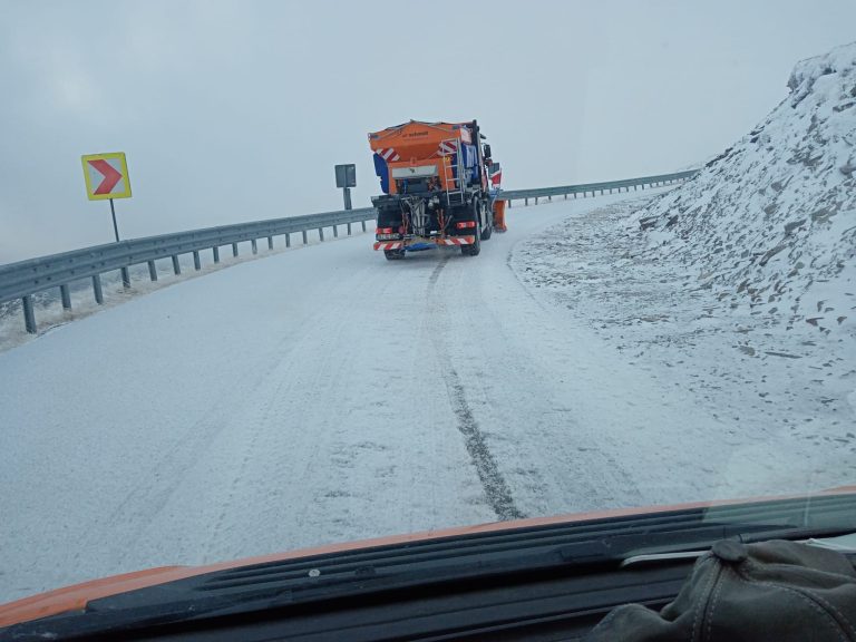 FOTO Circulația rutieră pe Transalpina a fost închisă