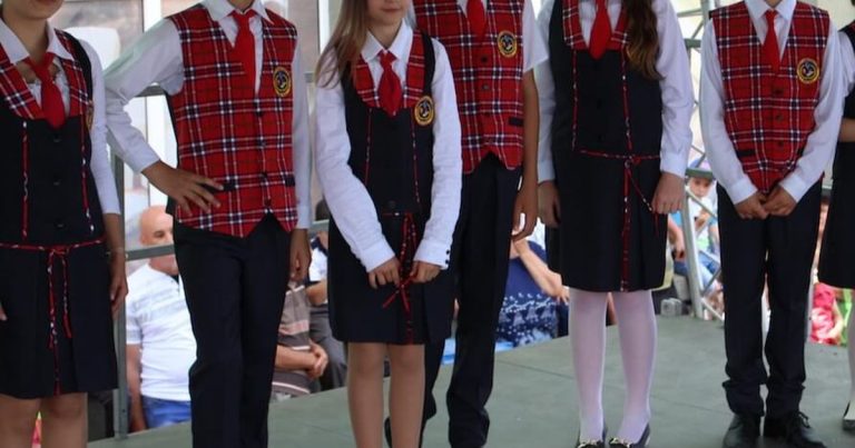 Ministrul Educației: Uniforma școlară poate fi o opțiune câtă vreme nu devine instrument de excluziune