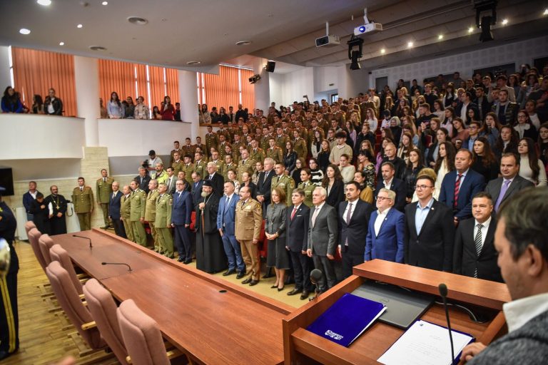 ULBS și Academia Forțelor Terestre și-au deschis oficial sălile. Din cauza ploii, festivitatea de deschidere a avut loc în Aula Magna