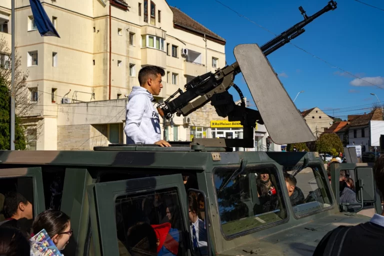 FOTO Sute de elevi medieșeni la “Ziua Armatei României în școli”