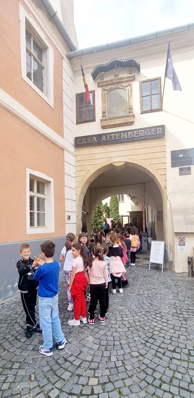 „Brukenthal” se „transformă” în școală. Elevii își pot desfășura orele la Muzeu