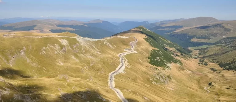 Transfăgărăşanul şi Transalpina nu se închid