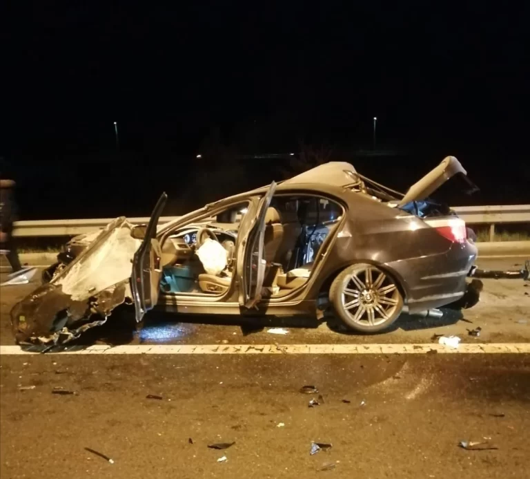 FOTO Doi minori de 1 și 2 ani și mama lor, răniți într-un accident pe A1, în zona Săliște