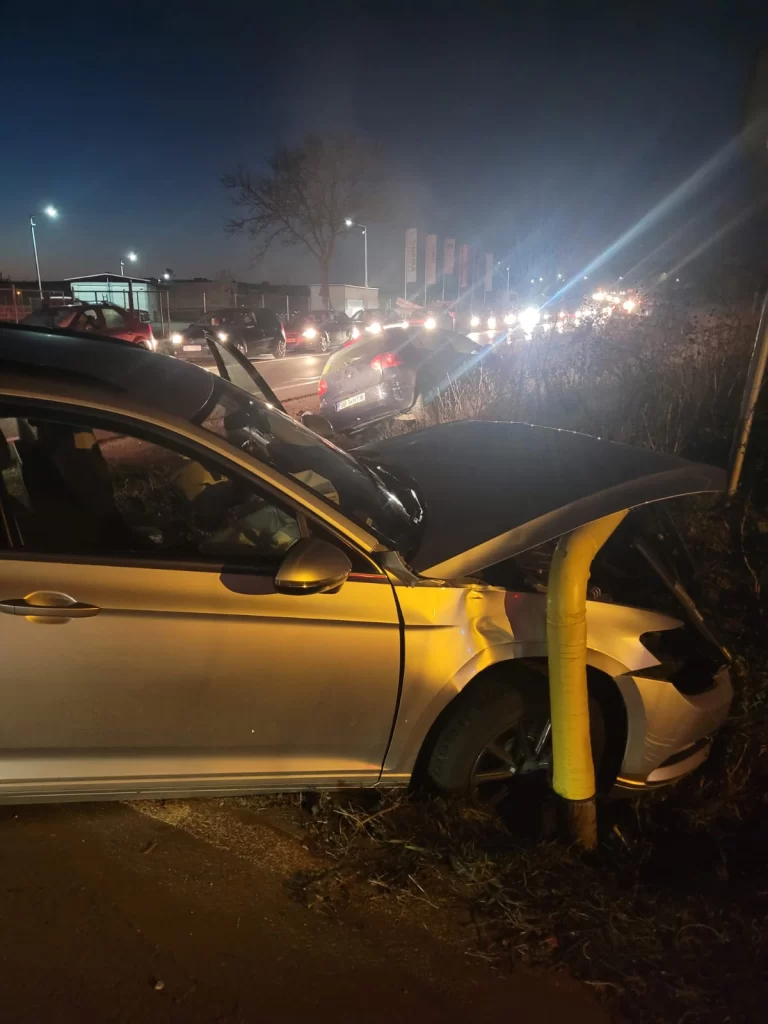 FOTO Femeie rănită într-un accident rutier, la ieșirea din Sibiu